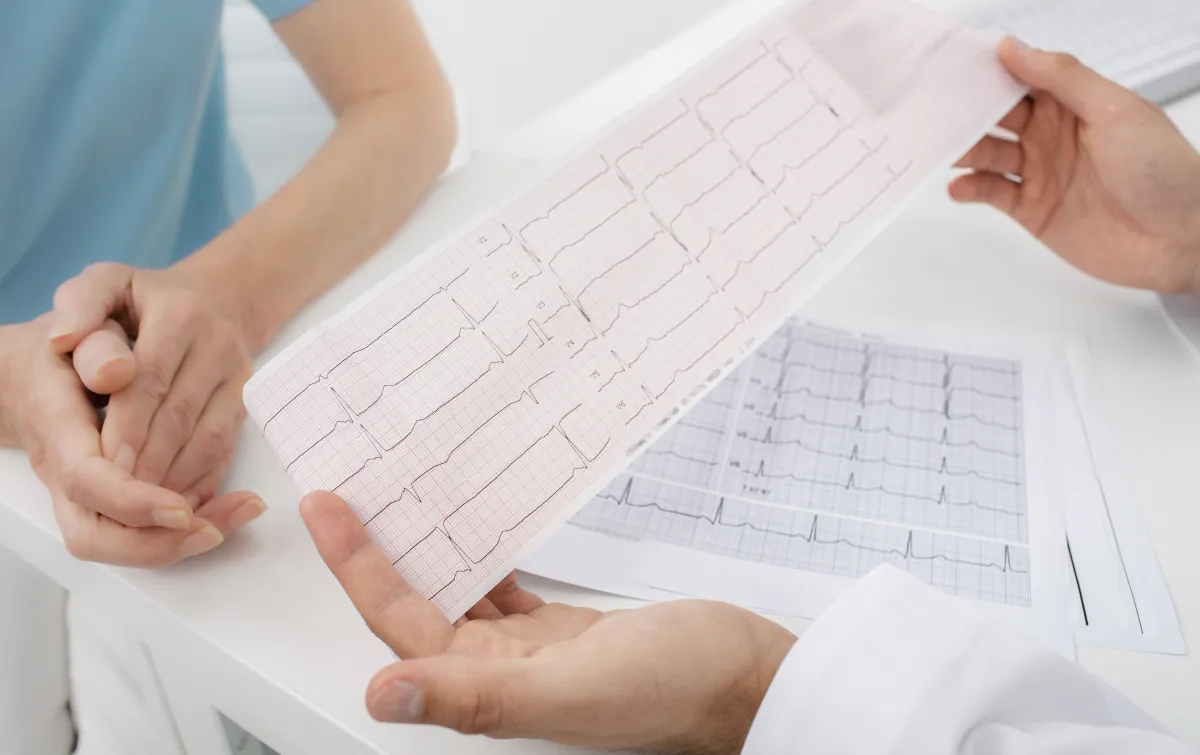 의사가 환자에게 심전도(ECG) 검사 결과를 설명하는 장면