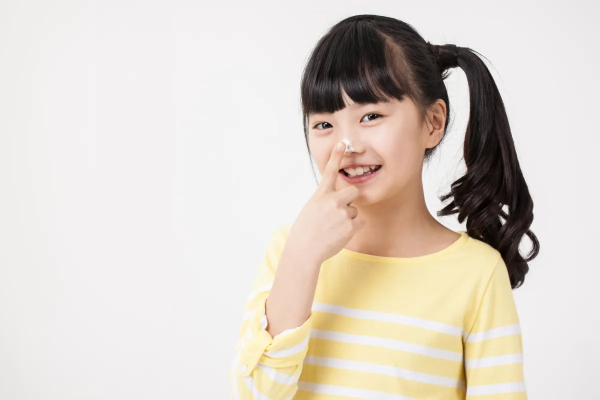 밝게 웃는 한국 여자 어린이, 수족구병에서 회복한 모습