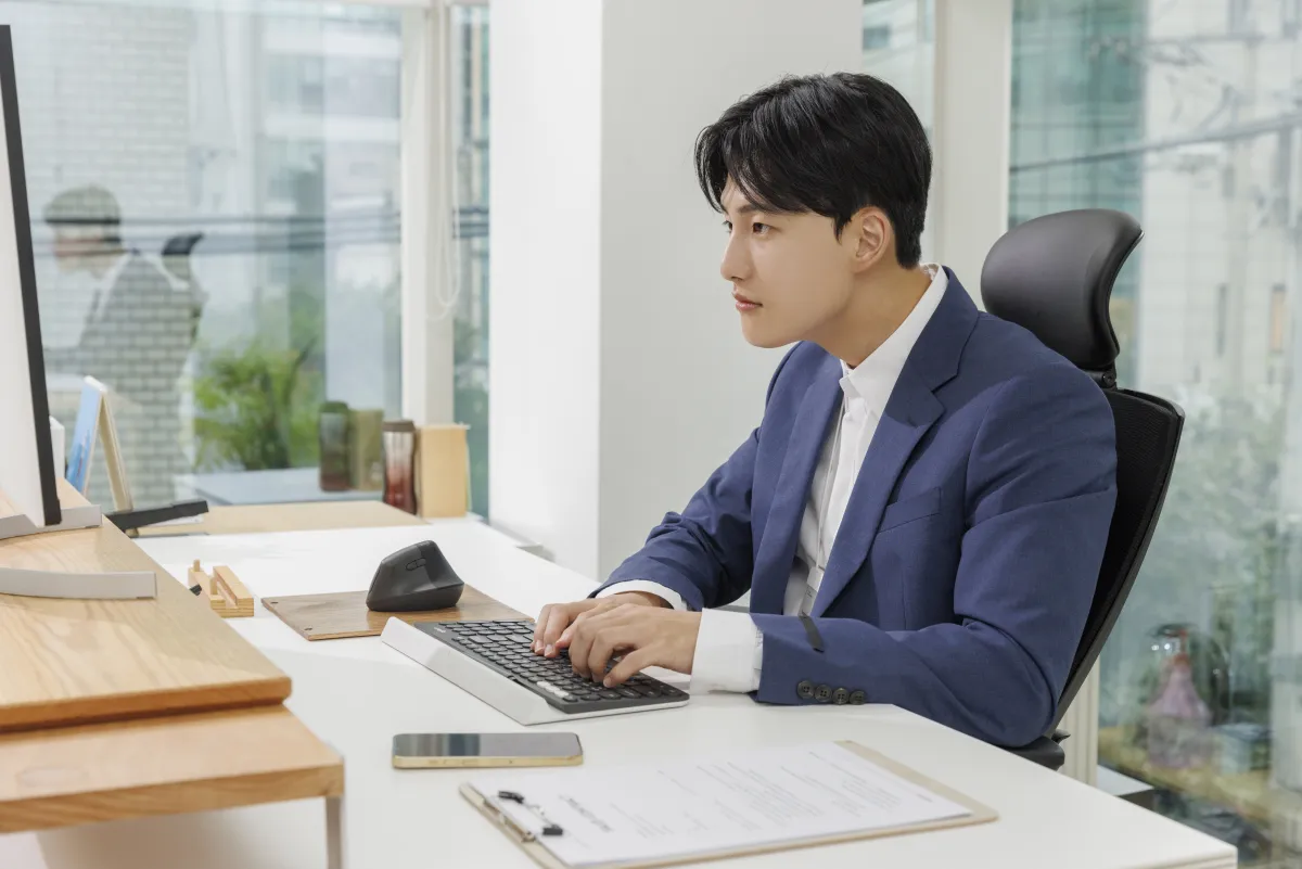 사무실 책상에서 모니터를 보며 일하는 남성 직장인